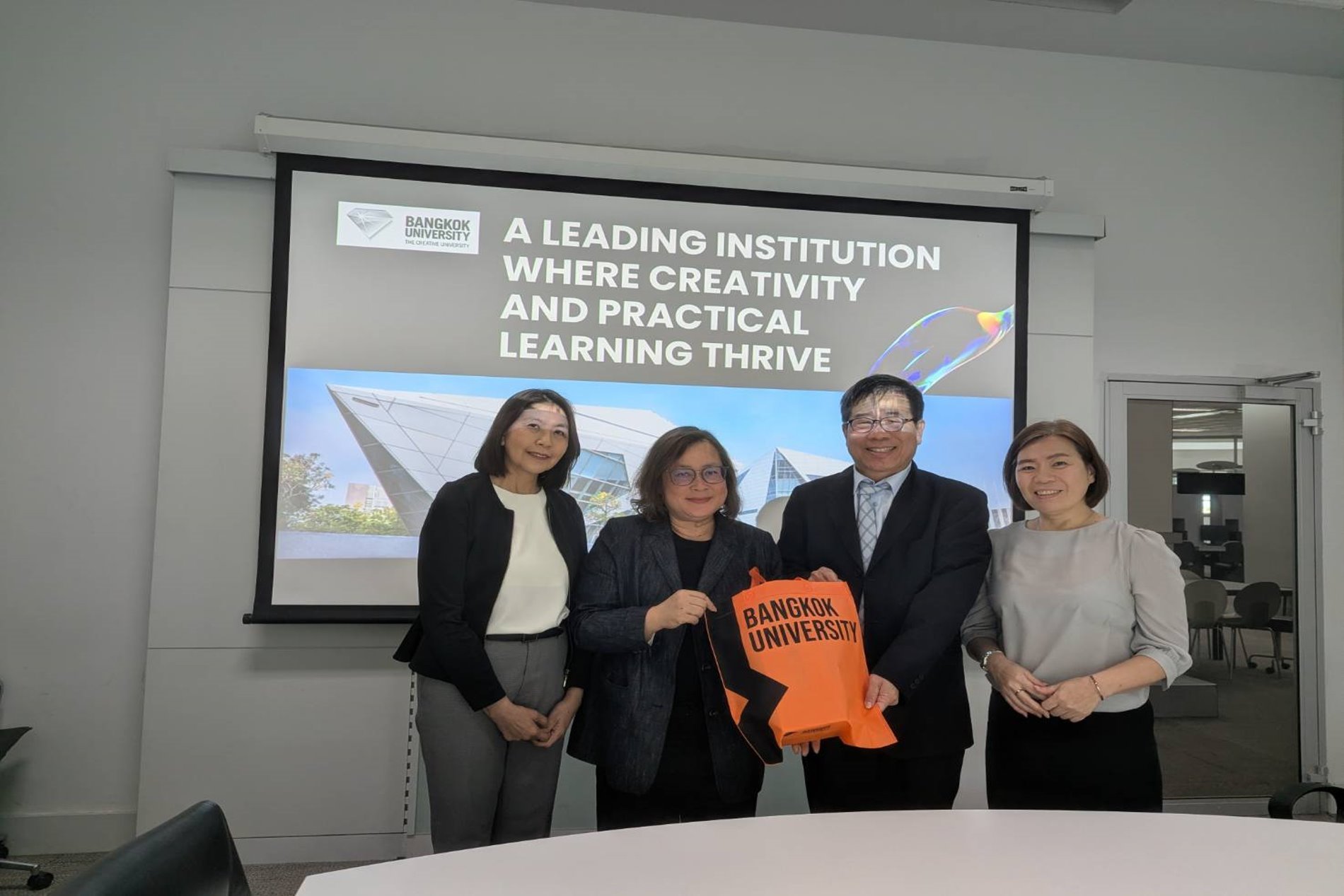 Link to 2026年資訊學院資訊學院朱學亭老師與同學參訪泰國曼谷大學